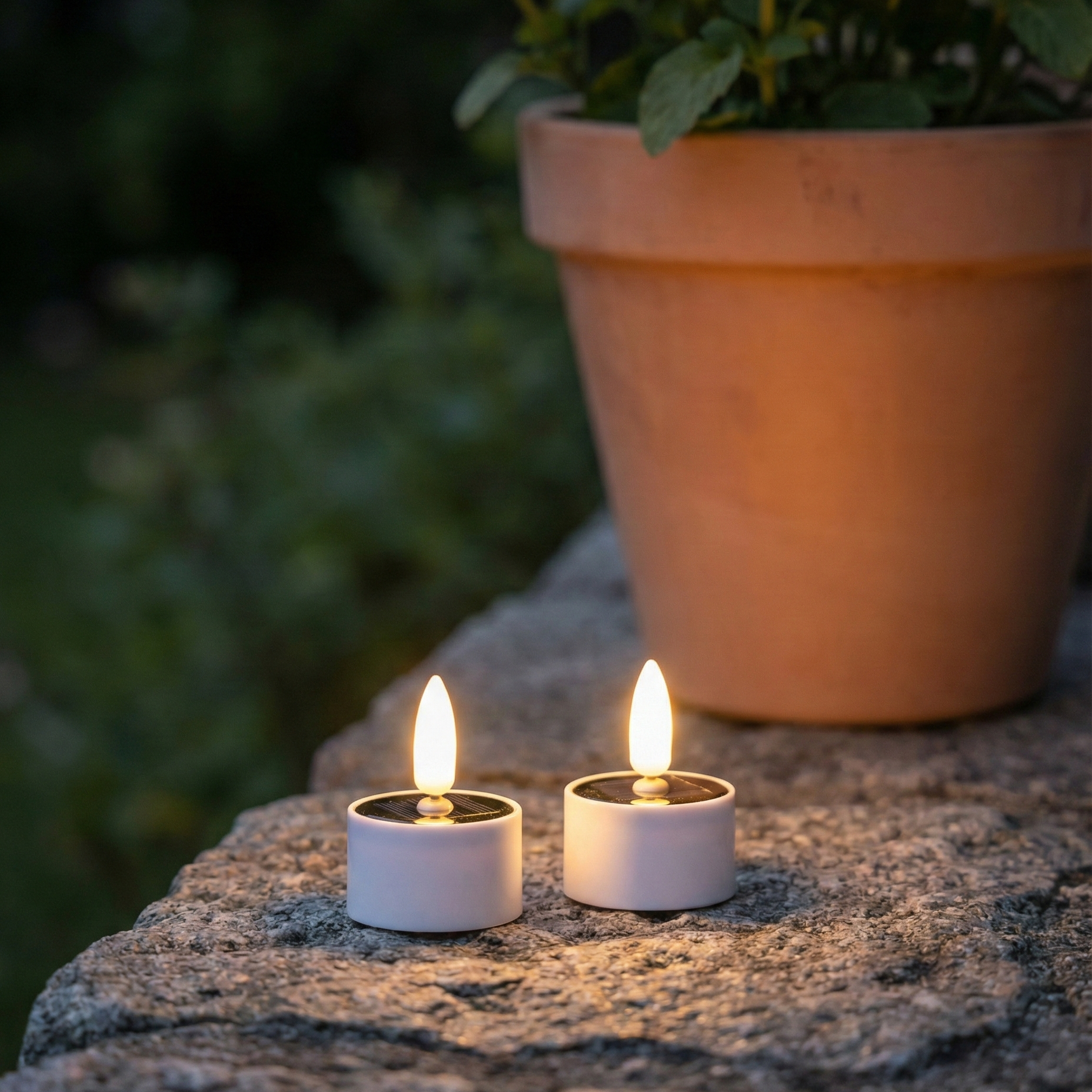 Solcelle LED lampelys 2 stk til udendørs brug med varm, blafrende flamme – oplades automatisk og tænder ved mørke, perfekt til havebord og terrasse.