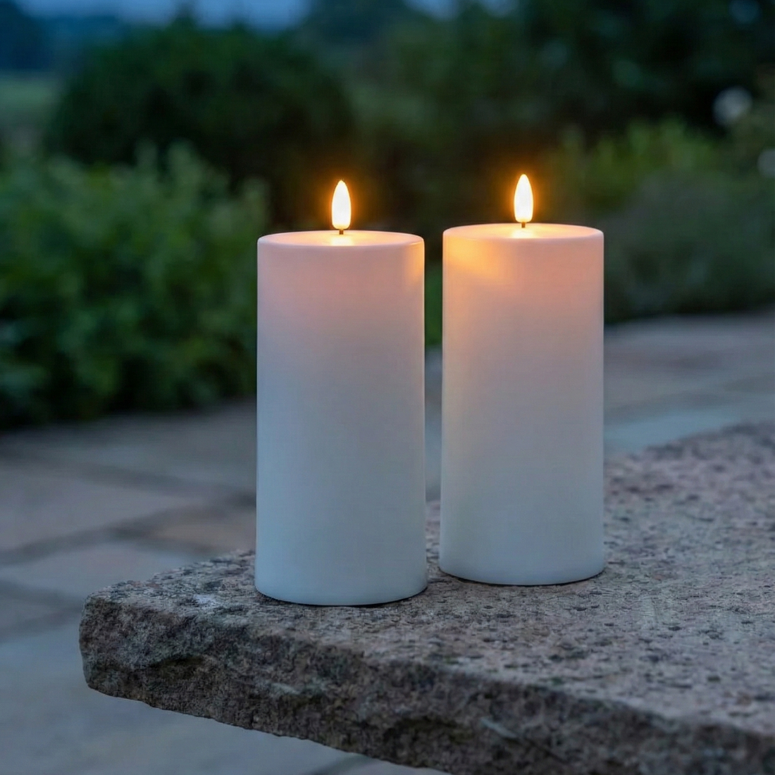 Udendørs LED bloklys 2 stk. i hvid med naturtro flamme – perfekt til havebord, lanterner eller terrasse, uden brandfare.