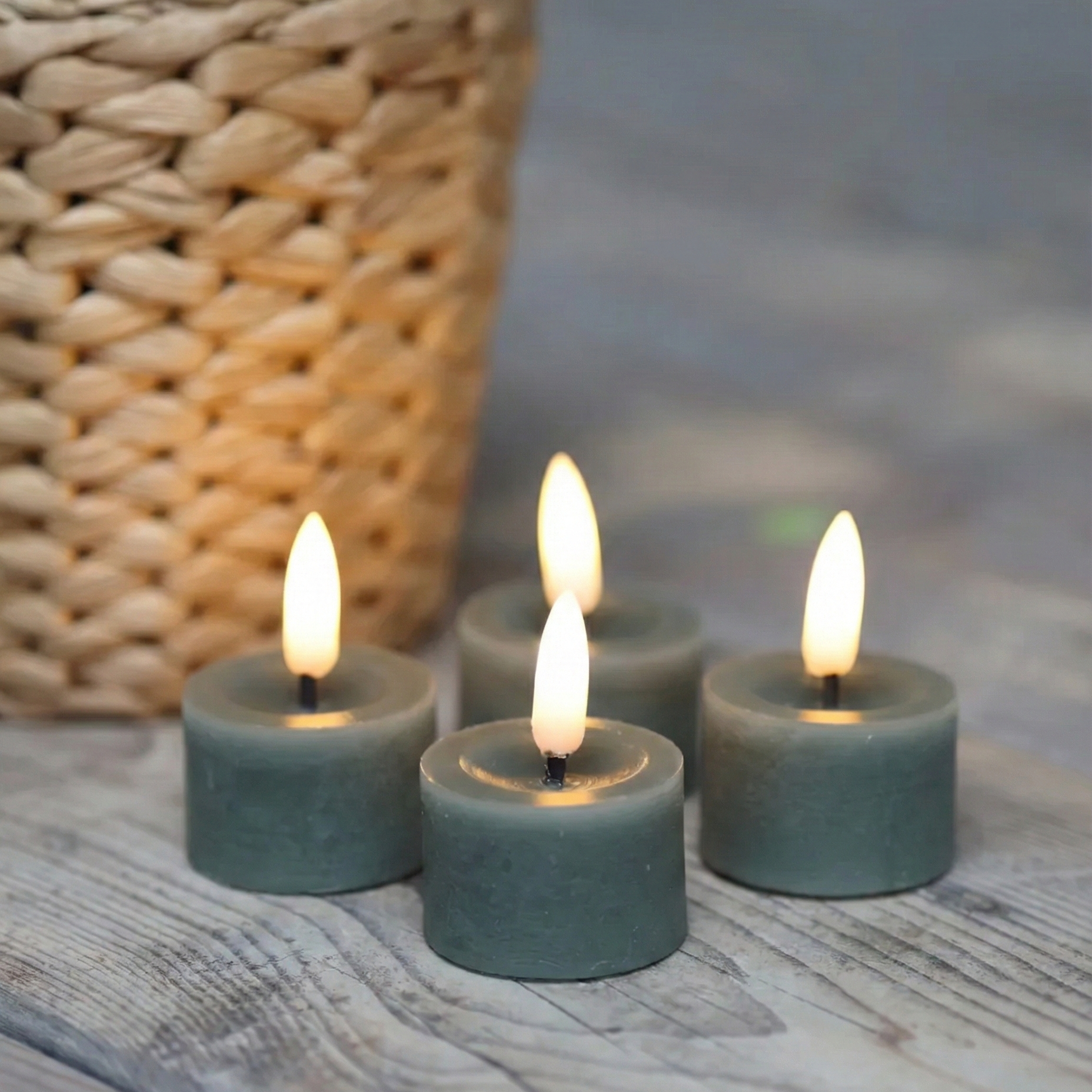 LED fyrfadslys i voks 4 pak, grøn med naturtro flamme og timerfunktion – perfekt til borddekoration, lanterner og hyggelig stemning.