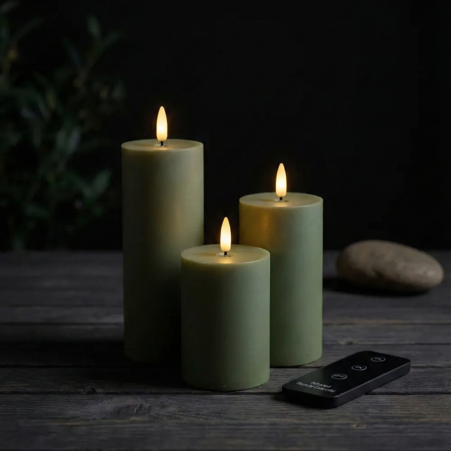 Udendørs LED bloklys Ø5,2 cm i hvid med naturtro flamme, fjernbetjening og timerfunktion – perfekt til terrasse, altan og have.