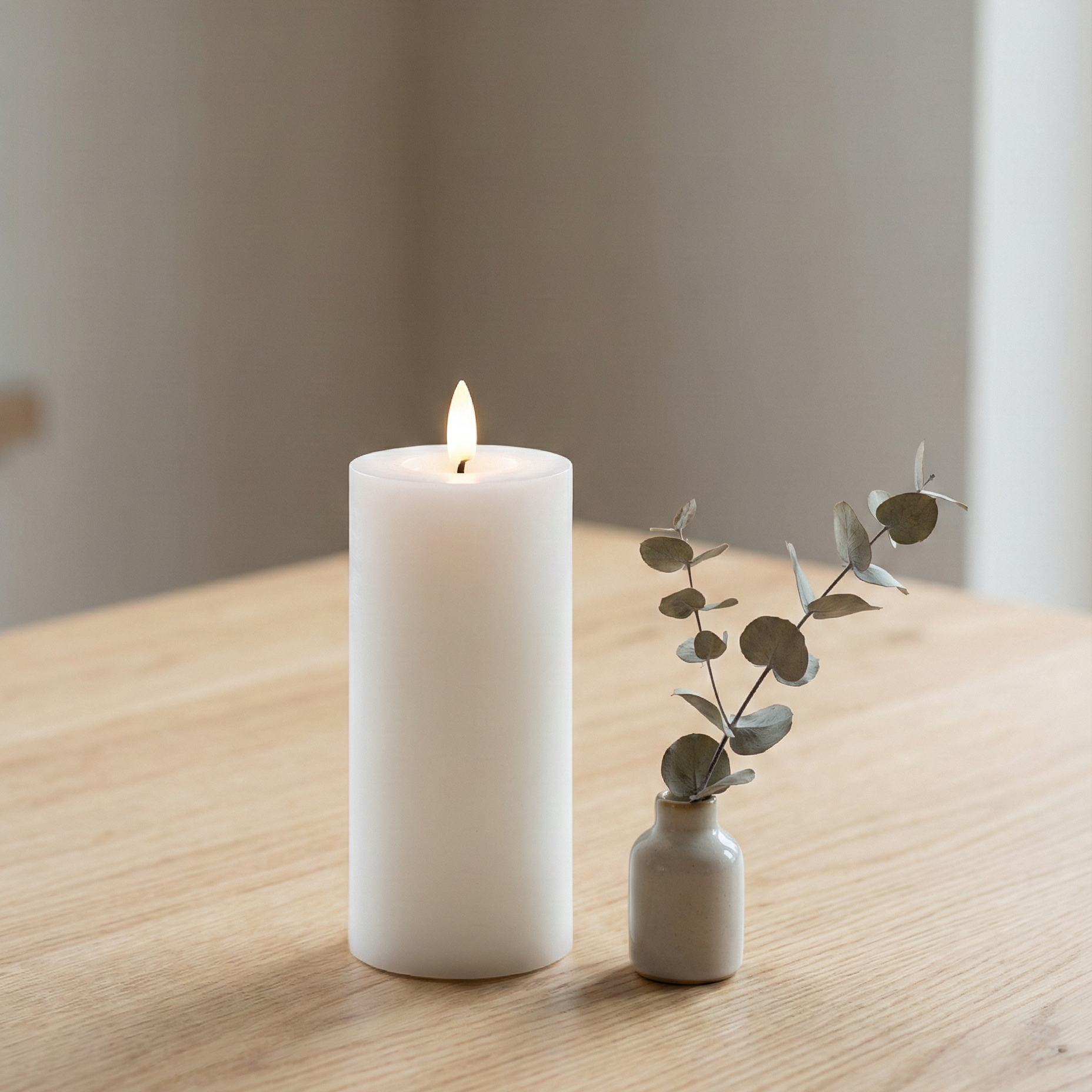 LED Indendørs Bloklys Ø6 x H12,5 cm i hvid voks og plast med realistisk flamme, batteridrevet, sikkert og vedligeholdelsesfrit.