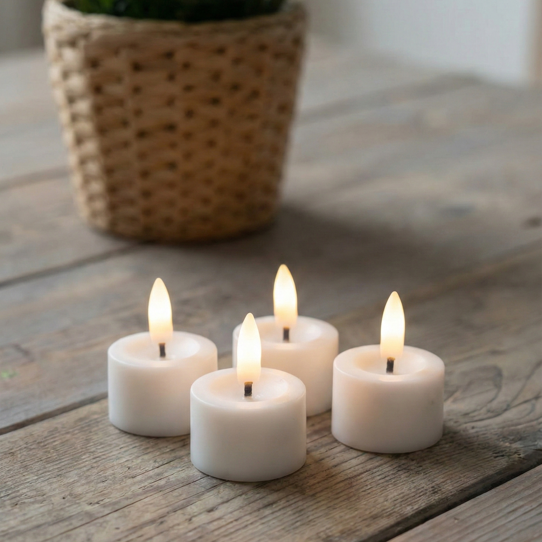 LED fyrfadslys i voks 4 pak, hvid med naturtro flamme og timerfunktion – perfekt til borddekoration, lanterner og hyggelig stemning.