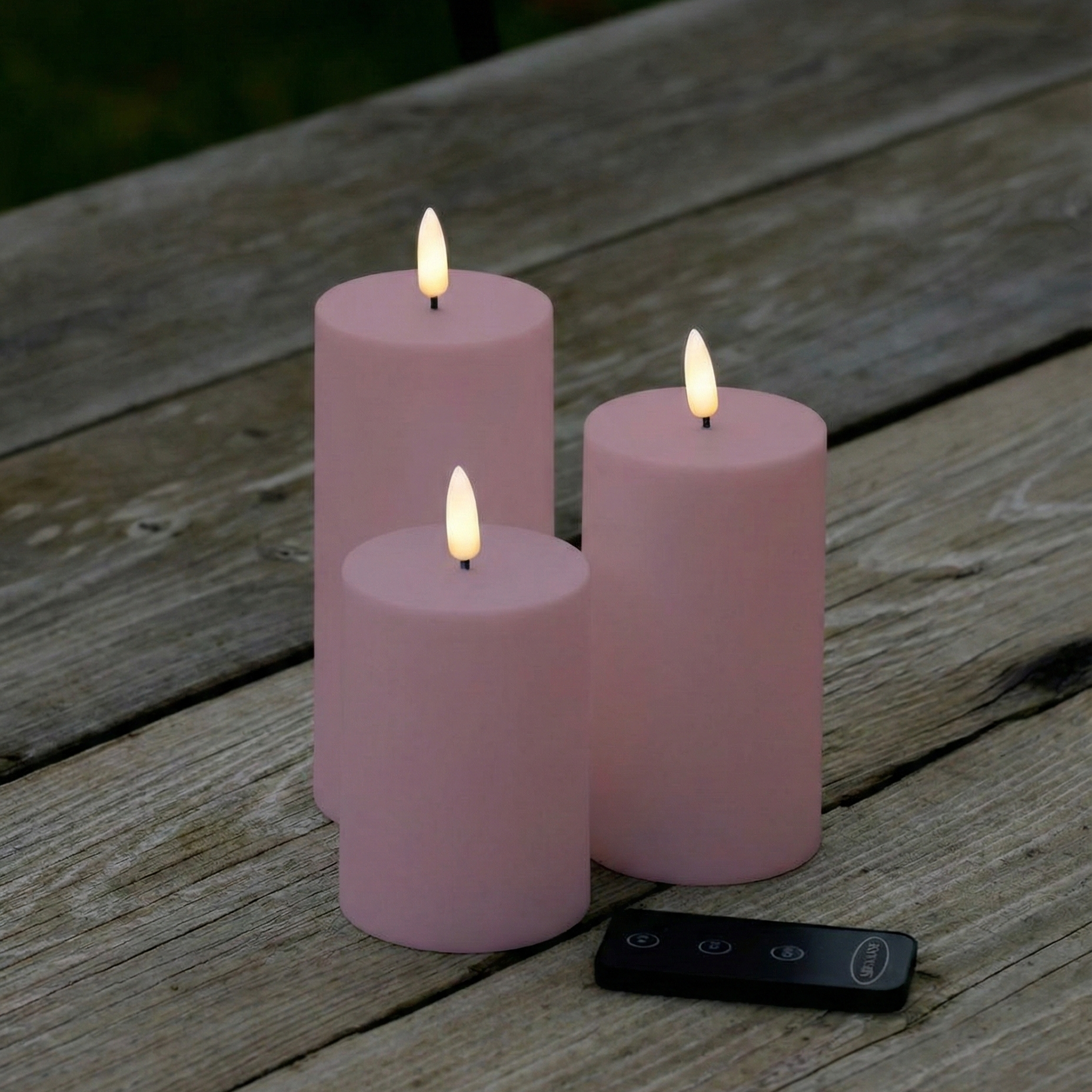 Udendørs LED bloklys Ø5,2 cm i hvid med naturtro flamme, fjernbetjening og timerfunktion – perfekt til terrasse, altan og have.
