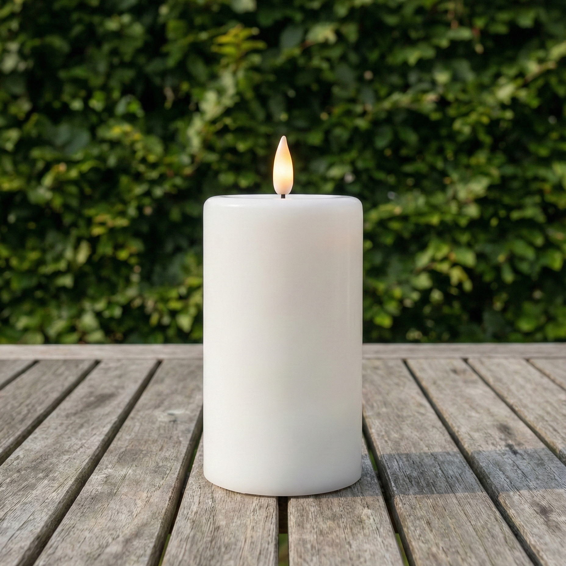 Udendørs solcelle LED bloklys i hvid med naturtro flamme, automatisk opladning og vejrbestandigt design – perfekt til lanterner, altan og have.