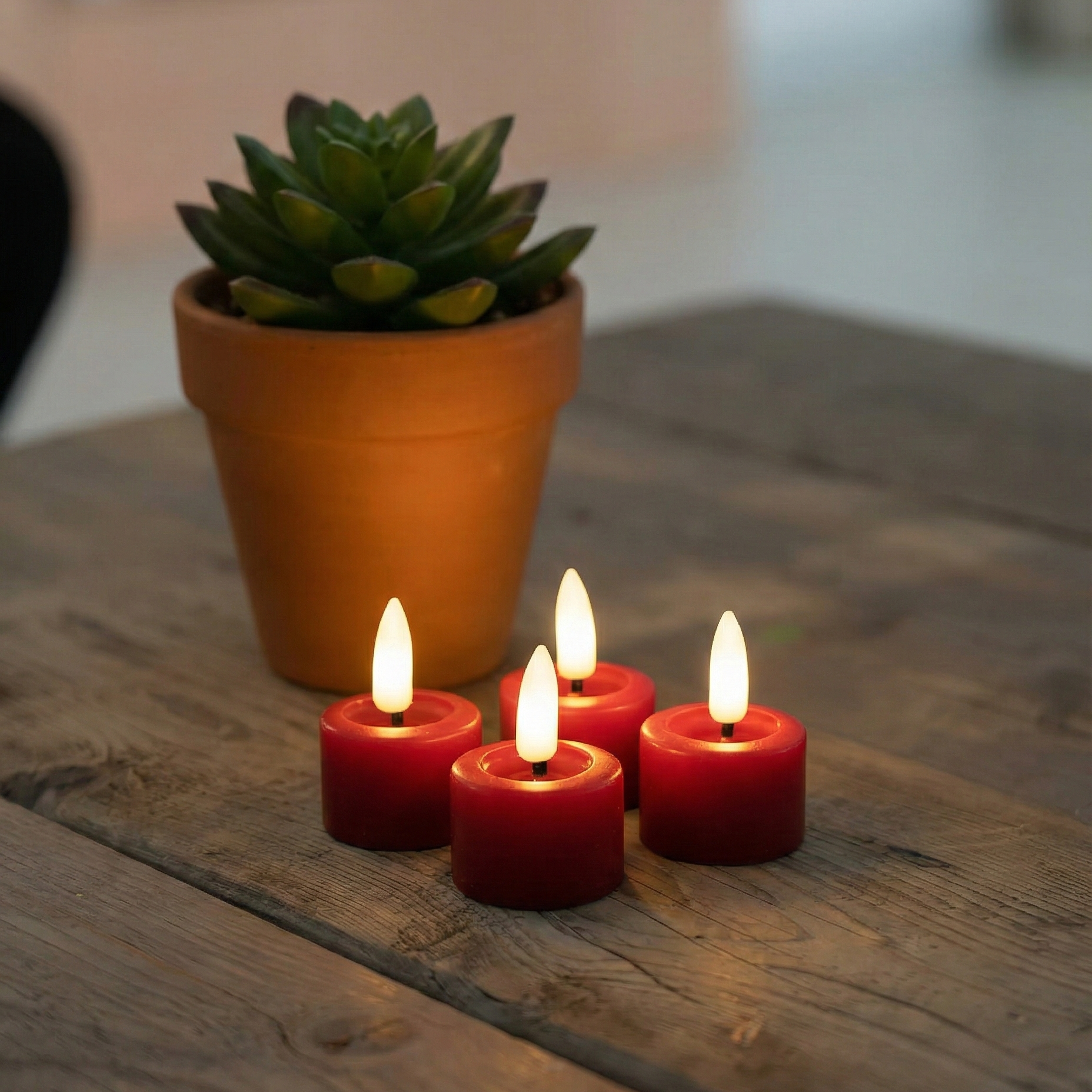 LED fyrfadslys i voks 4 pak, rød med naturtro flamme og timerfunktion – perfekt til borddekoration, lanterner og hyggelig stemning.