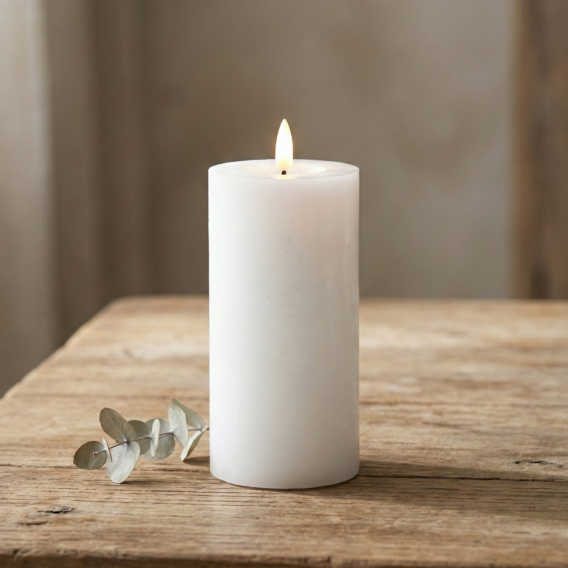 LED indendørs bloklys i hvid voks med realistisk flamme, Ø7,5 cm og højde 15 cm