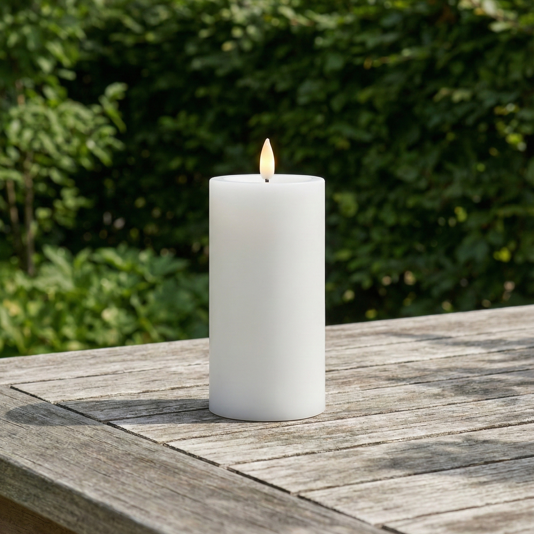 Udendørs solcelle LED bloklys i hvid, naturtro flamme og automatisk opladning – vejrbestandigt lys til have, terrasse eller altan.