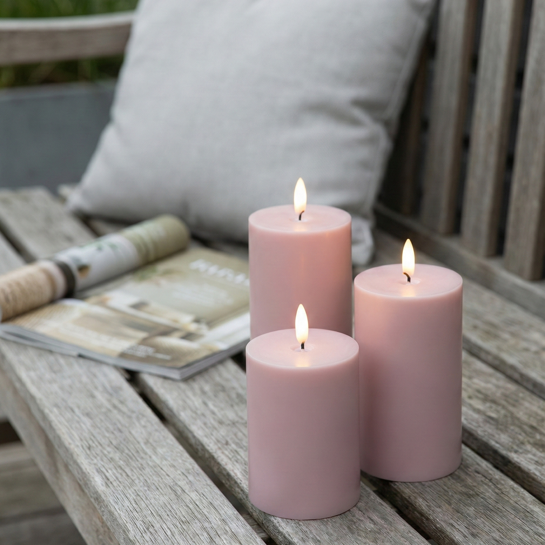 Udendørs LED bloklys Ø7 cm i hvid med naturtro flammer, fjernbetjening og timerfunktion – perfekt til terrasse, altan og have.