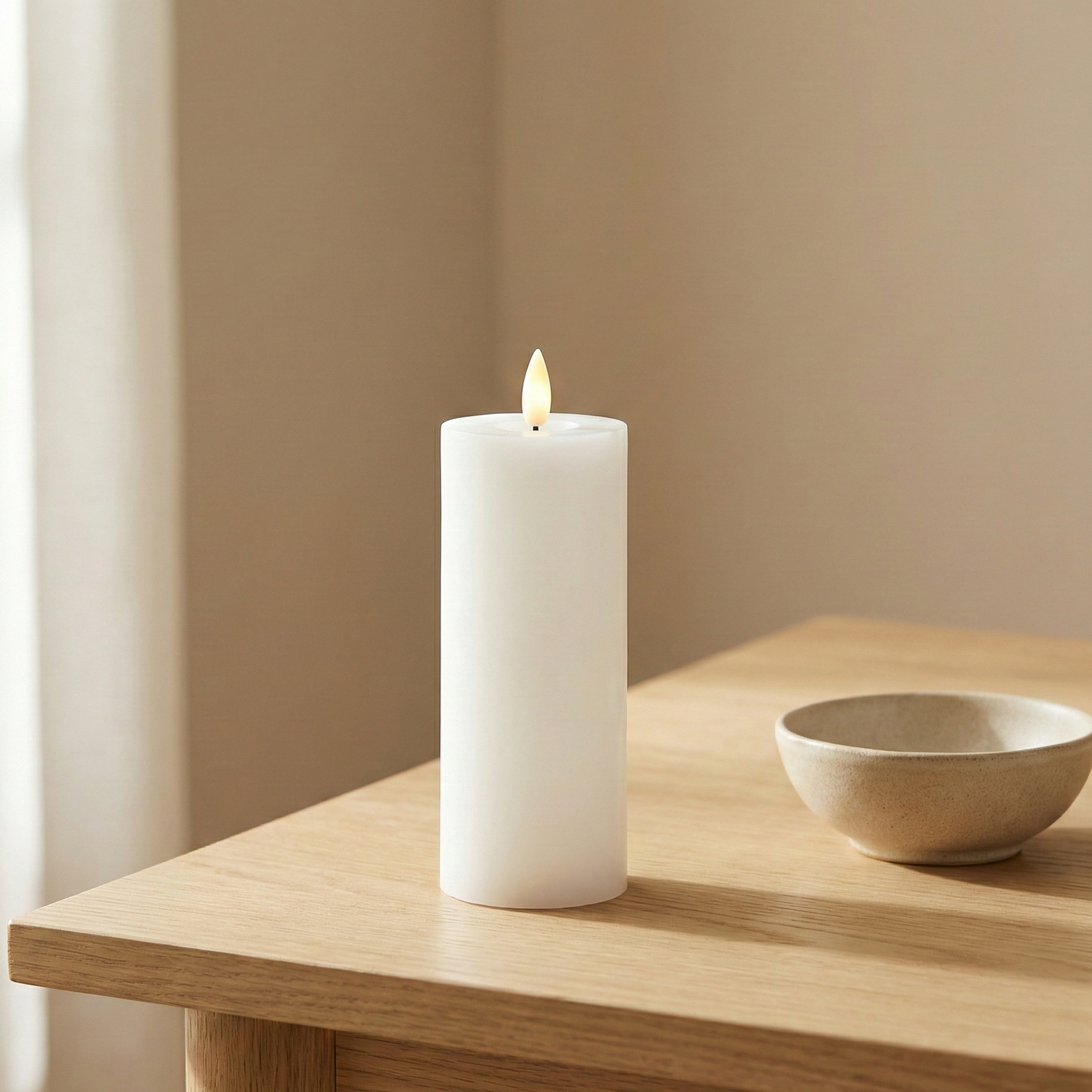 LED Indendørs Bloklys Ø6 x H15 cm i hvid voks og plast med realistisk flamme, batteridrevet, sikkert og vedligeholdelsesfrit.