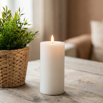 LED indendørs bloklys i hvid voks med realistisk flamme, Ø7,5 cm og højde 15 cm