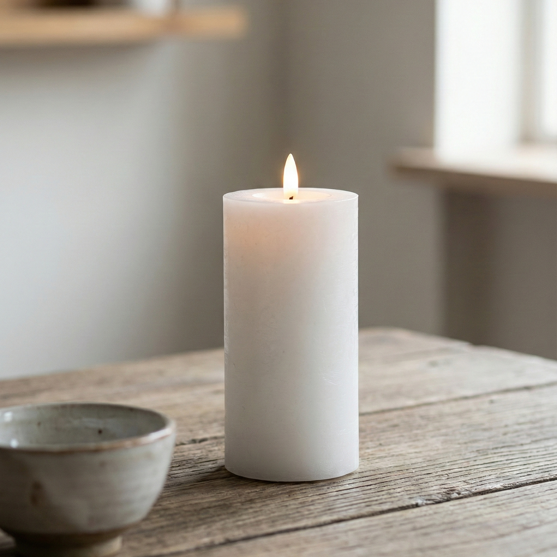 LED indendørs bloklys i hvid voks med realistisk flamme, Ø7,5 cm og højde 15 cm