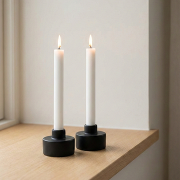 LED stagelys 2 stk på 22 cm i hvid med naturtro flamme og timerfunktion – perfekt til bord, vindueskarme eller stager.