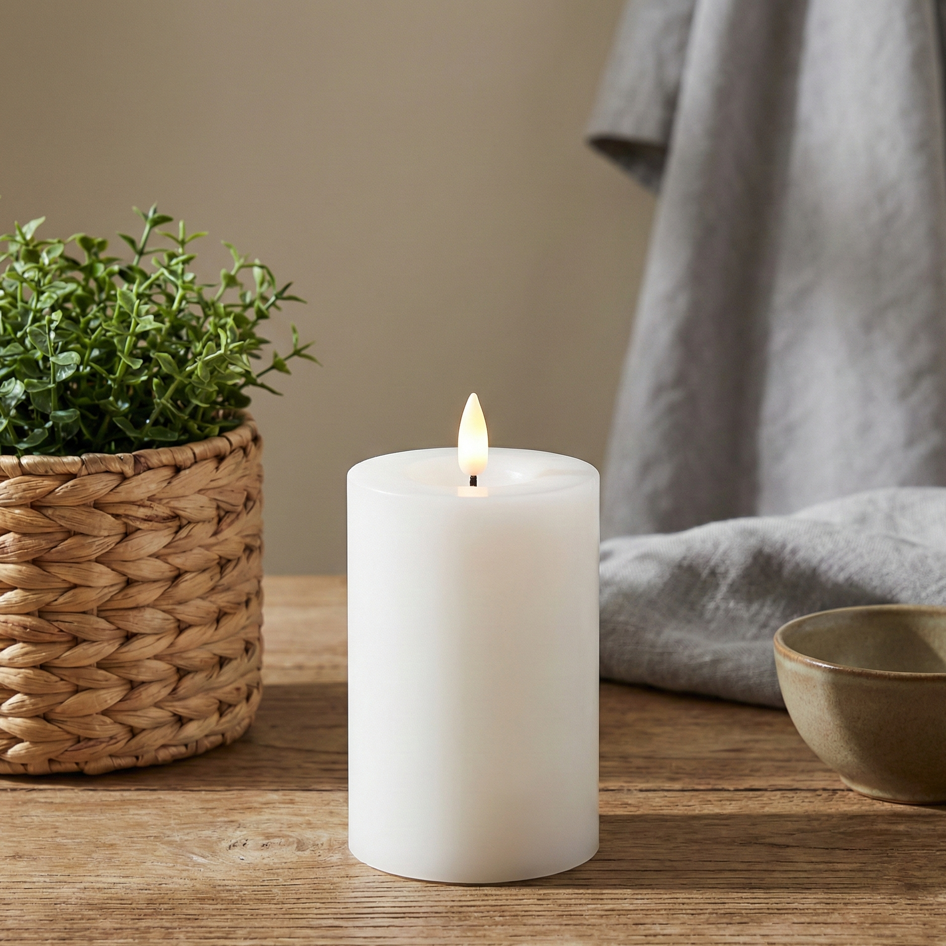 LED indendørs bloklys i hvid voks med realistisk flamme, Ø7,5 cm og højde 10 cm, sikker belysning uden brandfare