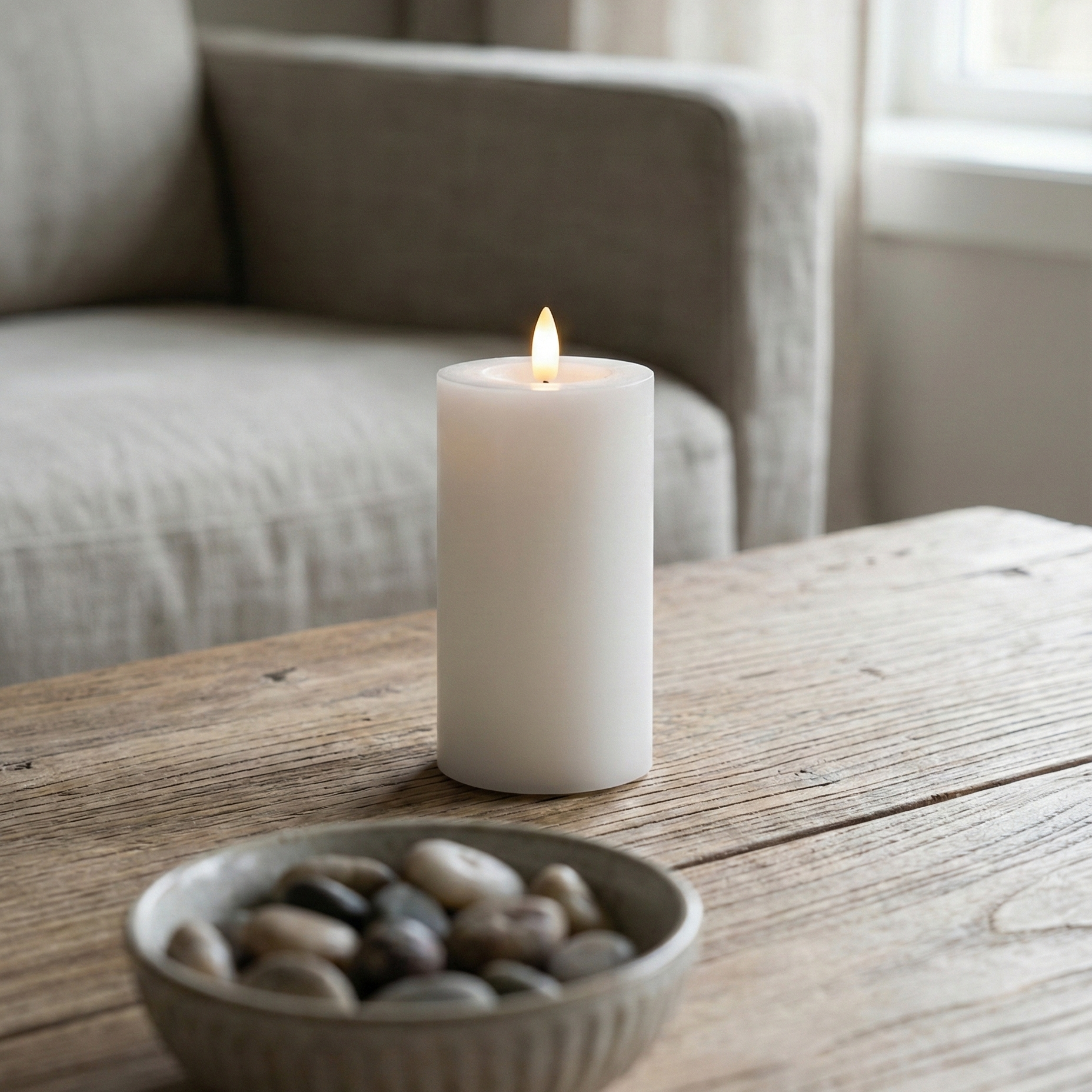 LED indendørs bloklys i hvid voks med realistisk flamme, Ø7,5 cm og højde 12,5 cm