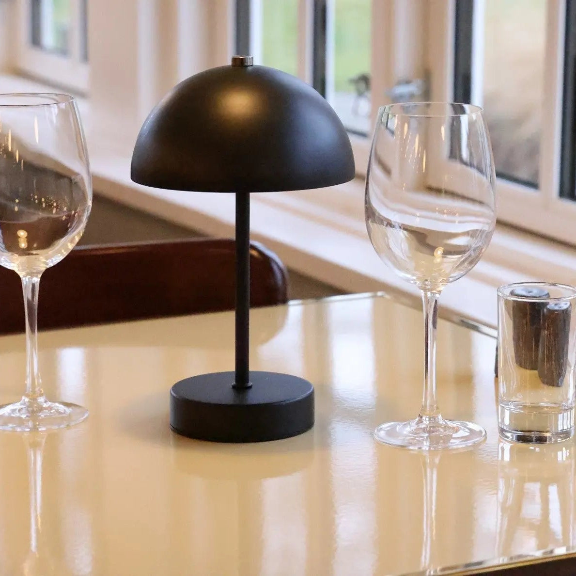 Moderne bordlampe i sort med justerbart lys og farvetemperatur – trådløs, genopladelig og perfekt til stue, soveværelse eller kontor.