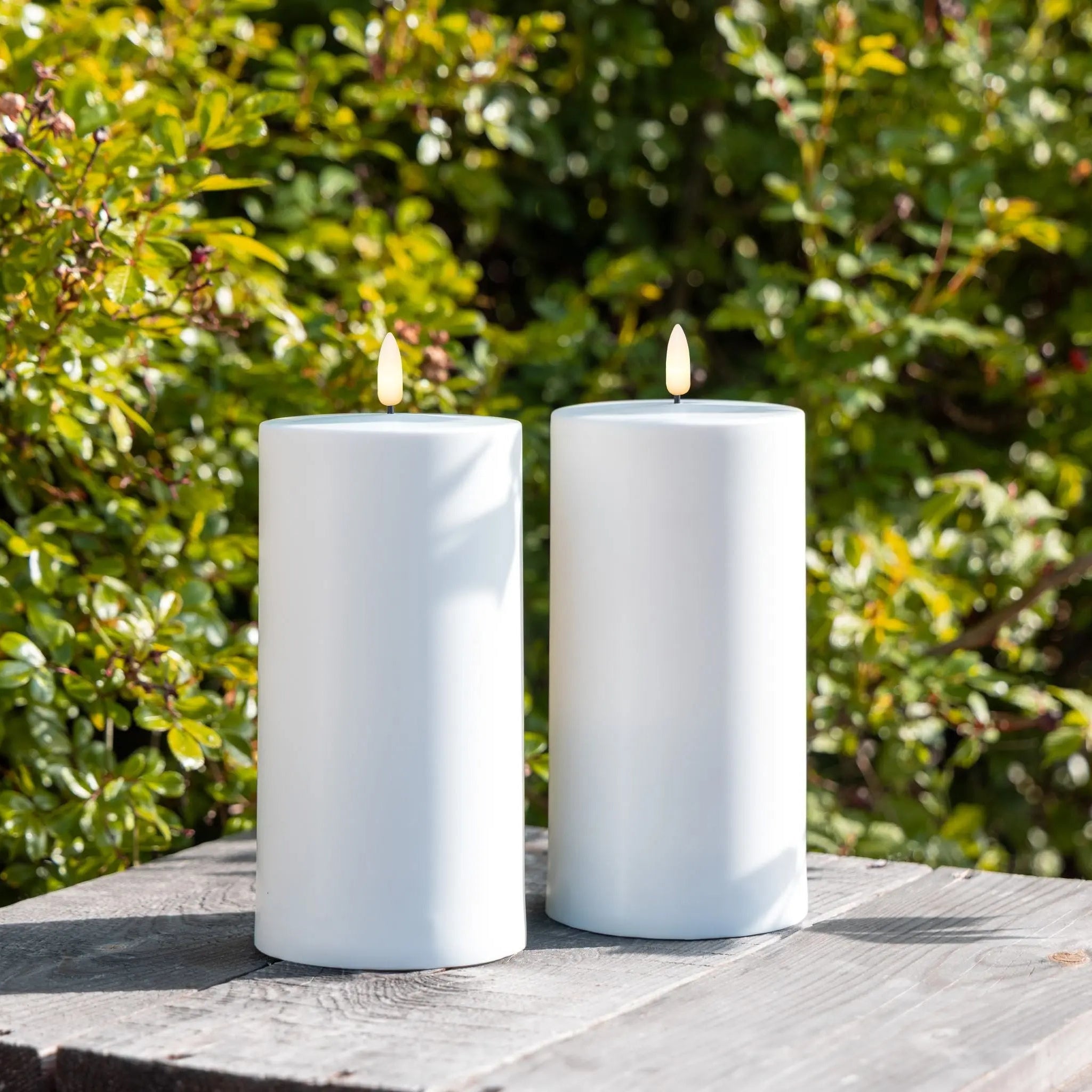 Udendørs LED bloklys 2 stk. i hvid med naturtro flamme – perfekt til havebord, lanterner eller terrasse, uden brandfare.
