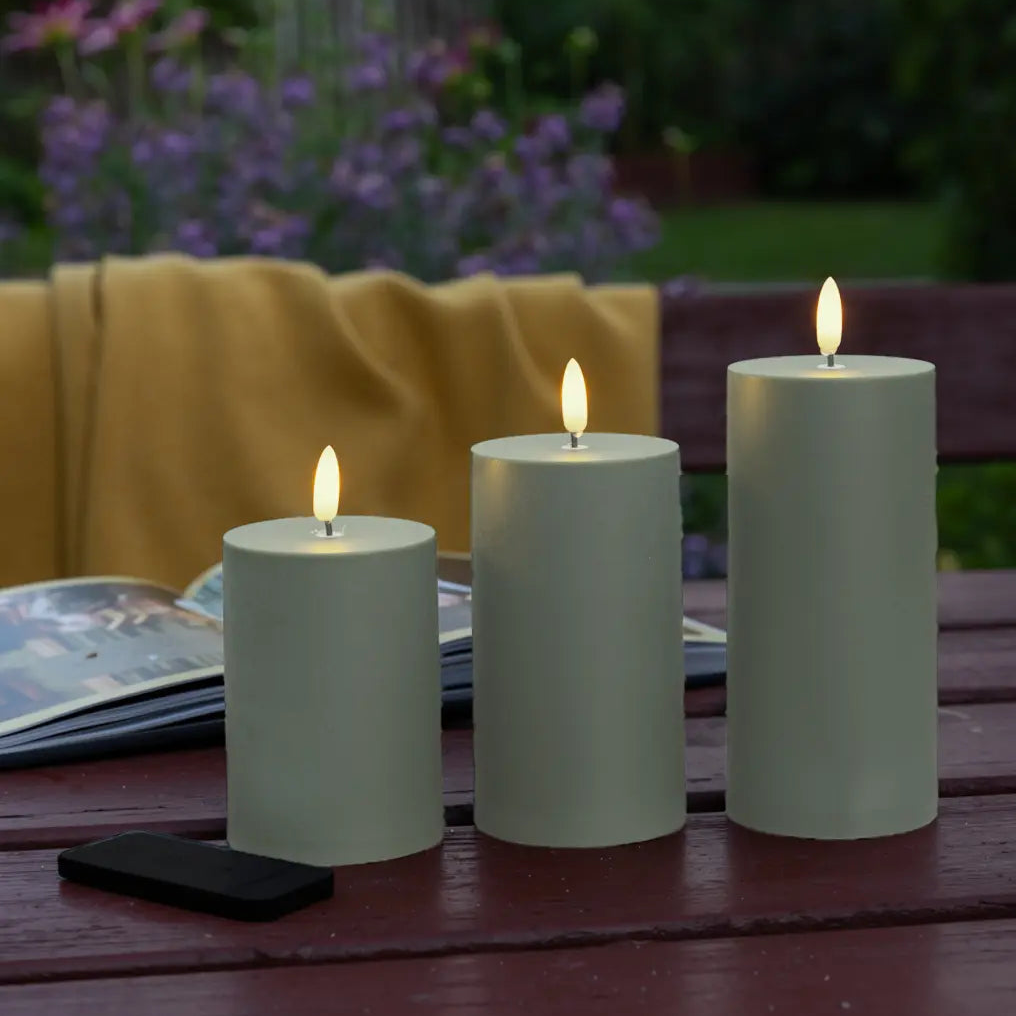 Udendørs LED bloklys Ø7 cm i grøn med naturtro flammer, fjernbetjening og timerfunktion – ideelt til terrasse, altan og have.

