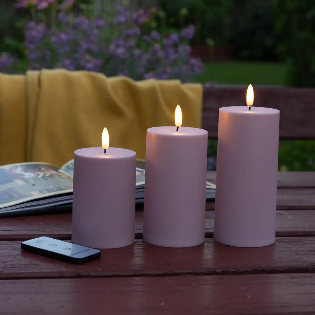 Udendørs LED bloklys Ø7 cm i rosa med naturtro flammer, fjernbetjening og timerfunktion – perfekt til terrasse, altan og have.
