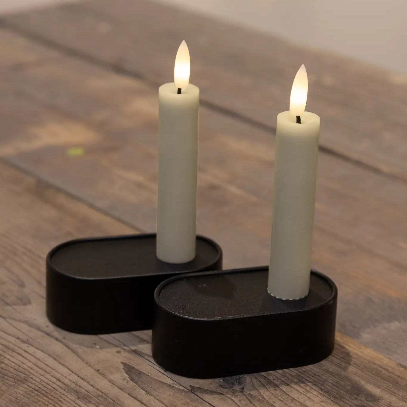 LED stagelys 2 stk på 11 cm i sand med naturtro flamme og timerfunktion – perfekt til små lysestager og borddekoration.