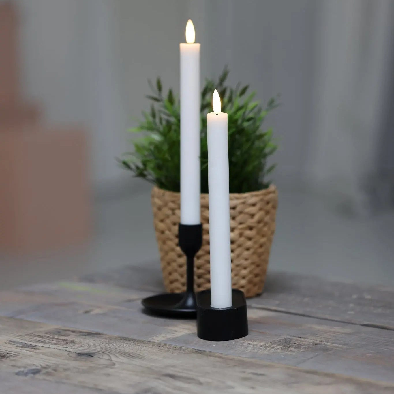 LED stagelys 2 stk på 22 cm i hvid med naturtro flamme og timerfunktion – perfekt til bord, vindueskarme eller stager.