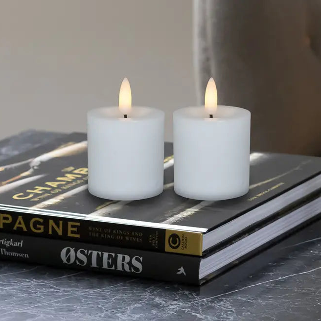 Mini LED bloklys 2 pak i hvid med naturtro flamme og timerfunktion – perfekt til lanterner og borddekoration.